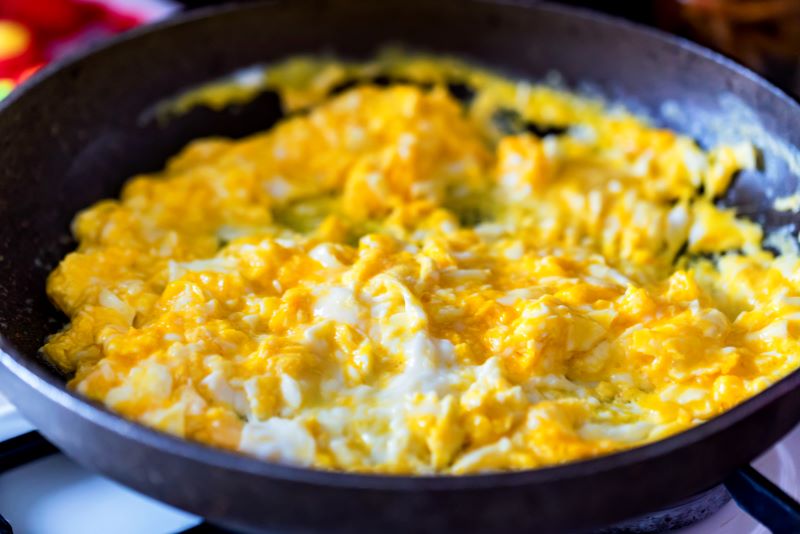 śniadanie bez węglowodanów jajecznica na patelni