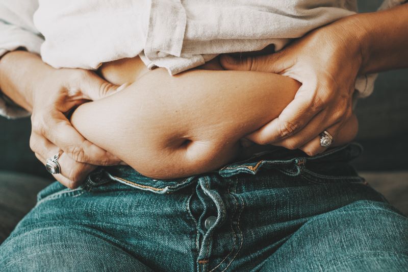 nadmiar tłuszczu na brzuchu u kobiety