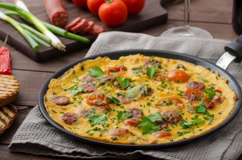 omlet jajeczny z chorizo i pietruszką