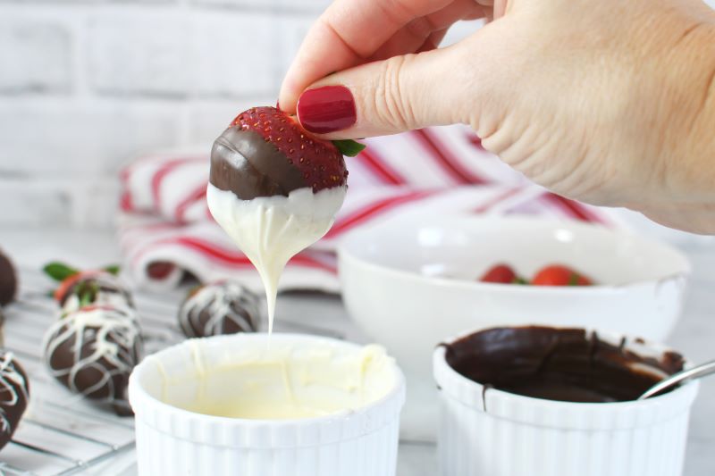 truskawki w czekoladzie i śmietanie
