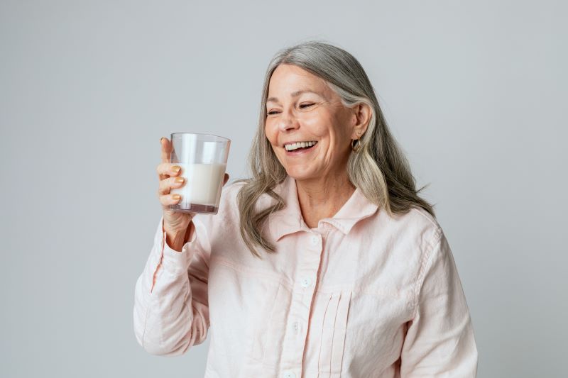 starsza kobieta pijąca mleko