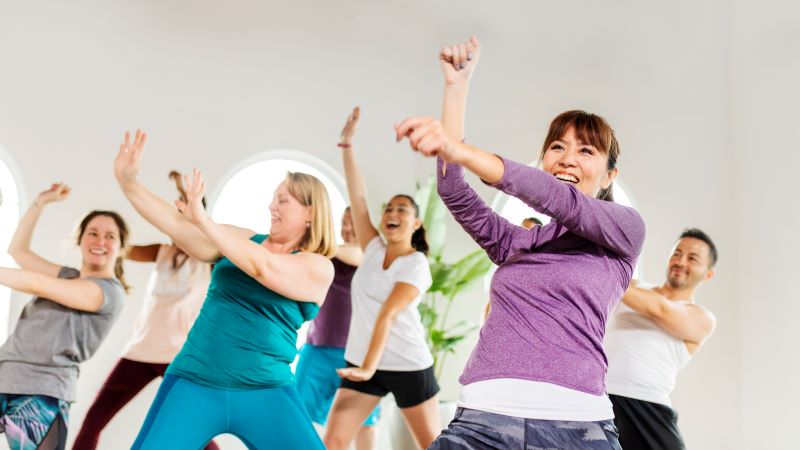 grupa kobiet tańczy na zajęciach fitness