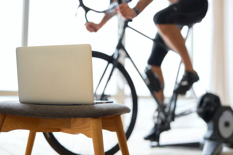 Trening na rowerku przy laptopie jazda na rowerze stacjonarnym przy otworzonym laptopie