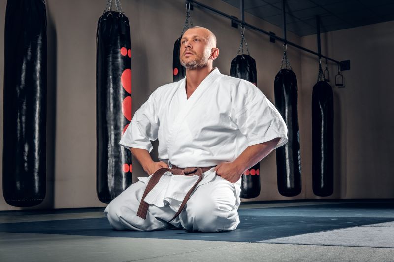 Karateka na treningu skoncentrowany karateka