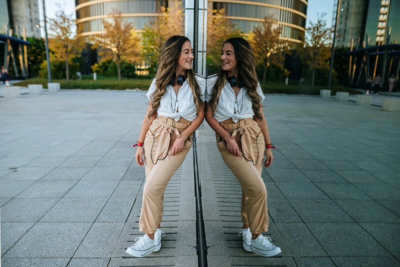 Podziwianie swojej sylwetki w odbiciu pewna siebie kobieta podziwiająca swoje odbicie