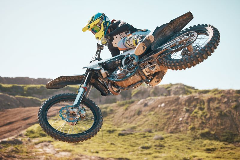 Mężczyzna na motocyklu crossowym rodzaje sportów - jazda crossowa na motocyklu
