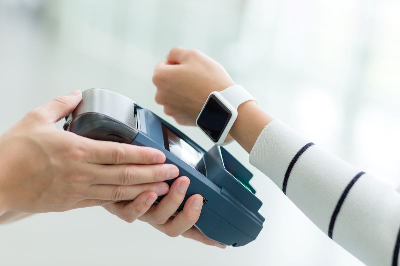 Zbliżeniowa płatność zegarkiem typu smartwatch płatność zbliżeniowa smartwatchem