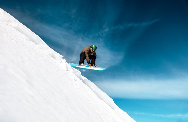 Jazda na snowboardzie w górach rodzaje sportów zimowych - snowboard