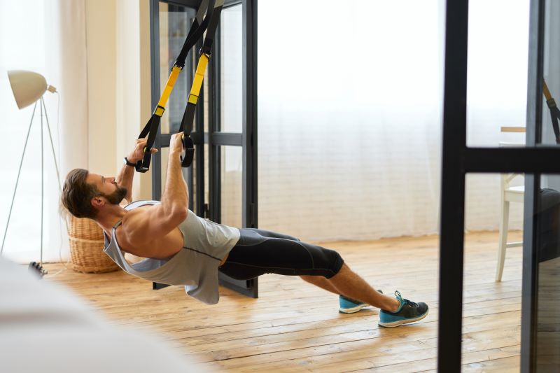 Trening fitness ogólnorozwojowy rodzaje sportów - fitness z taśmami trx