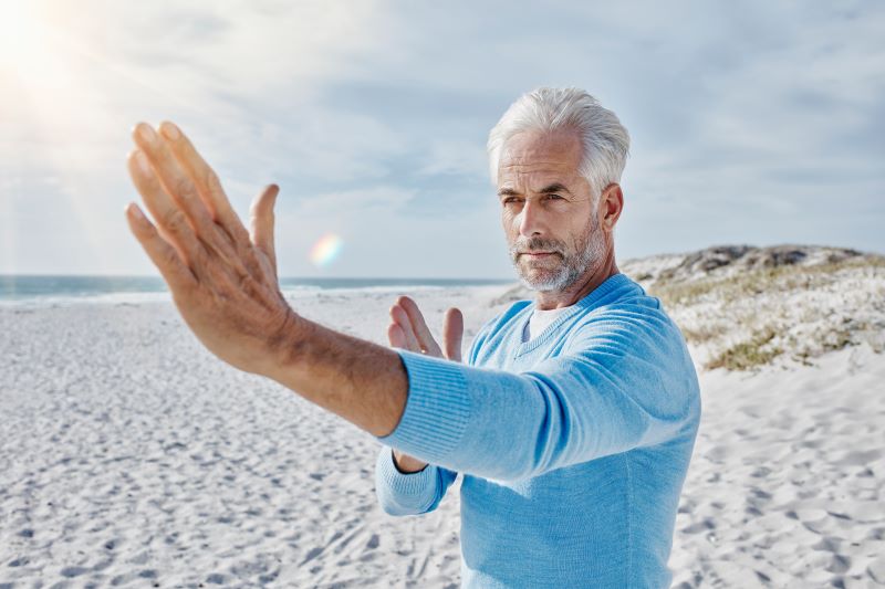 Mężczyzna ćwiczący tai chi dojrzały mężczyzna uprawiający tai chi