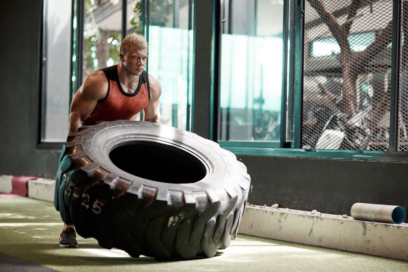 Trening z oponą - strongman rodzaje sportów siłowych - trening strongmana z oponą