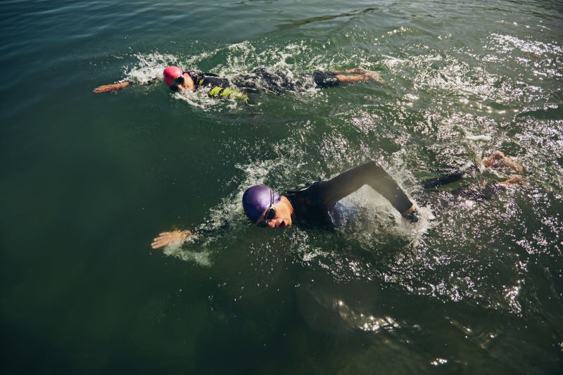 Triathlon w jeziorze etap pływacki w triathlonie