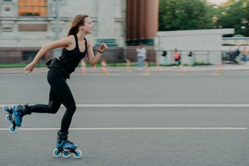 Jeżdżenie na rolkach kobieta jadąca na rolkach szybko