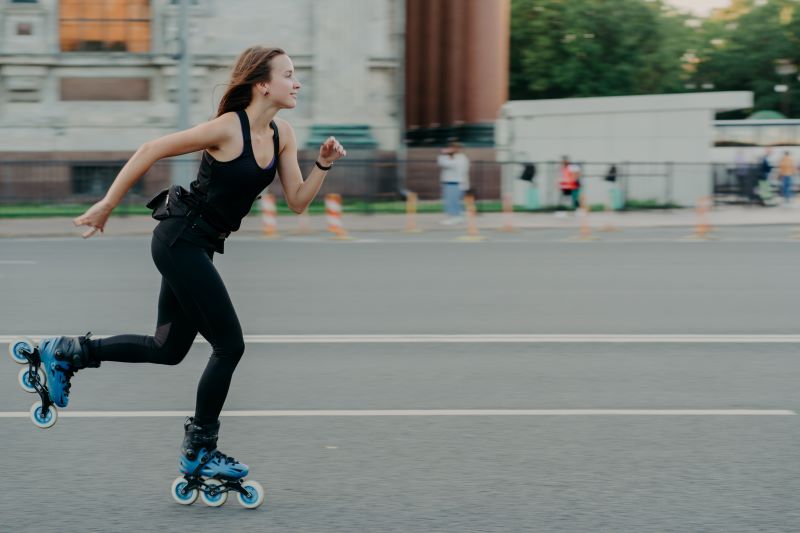 kobieta jadąca na rolkach szybko