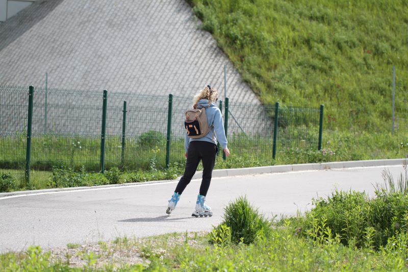 Jazda na rolkach z plecakiem jechanie na rolkach do szkoły