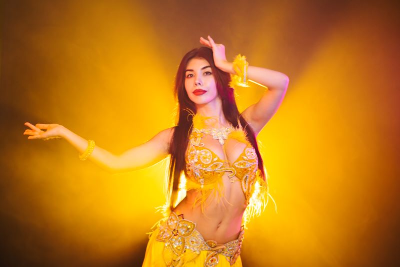 Szczupła tancerka bellydance młoda kobieta w tańcu brzucha