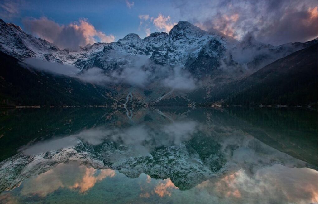 Morskie Oko - krajobraz widok nad morskim okiem - odbicie gór