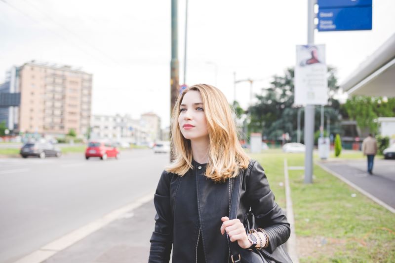 Spacer w mieście młoda kobieta na spacerze w mieście