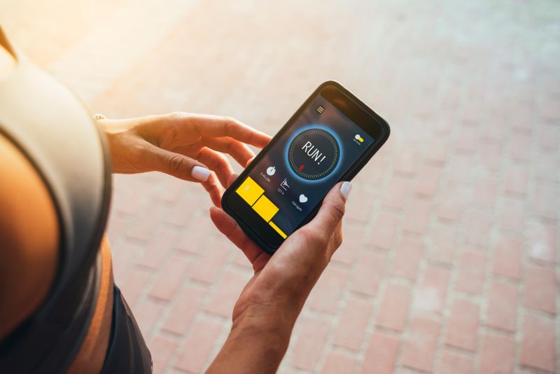 Korzystanie z aplikacji biegowej biegaczka korzystająca z aplikacji fitness