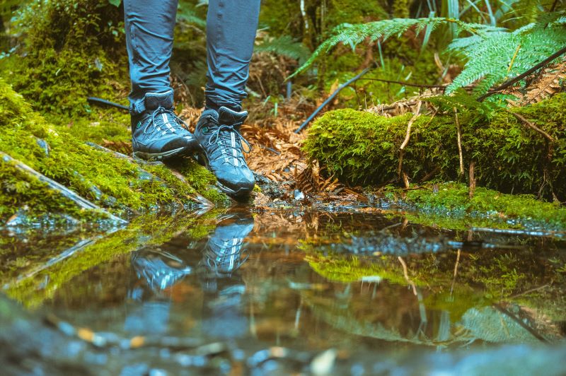 hiking nad wodą zbliżenie na buty