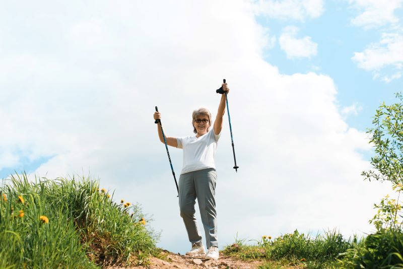 wesoła seniorka na nordic walking