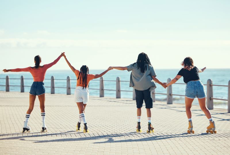sport dla dziewczyny - jazda na wrotkach z przyjaciółmi