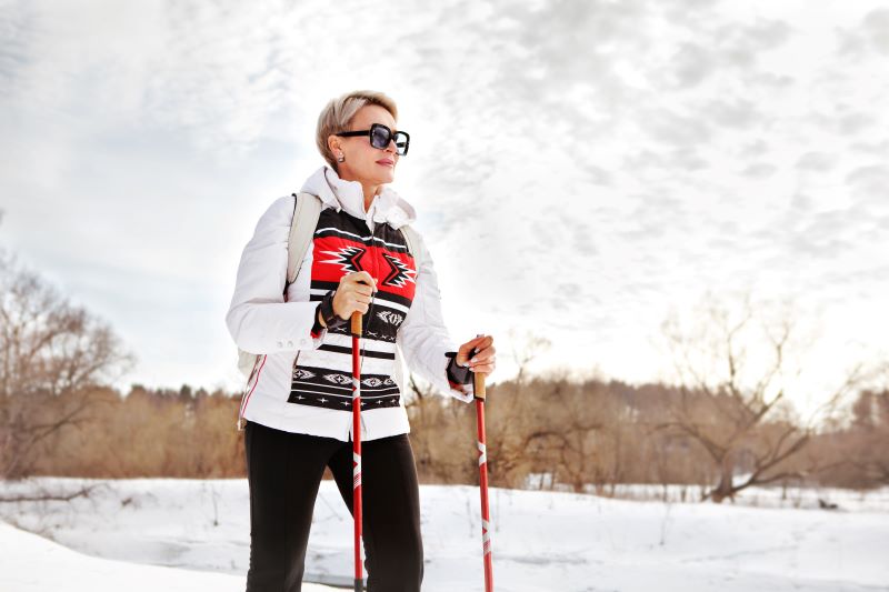 Zdeterminowana kobieta z kijkami zmotywowana kobieta na nordic walking