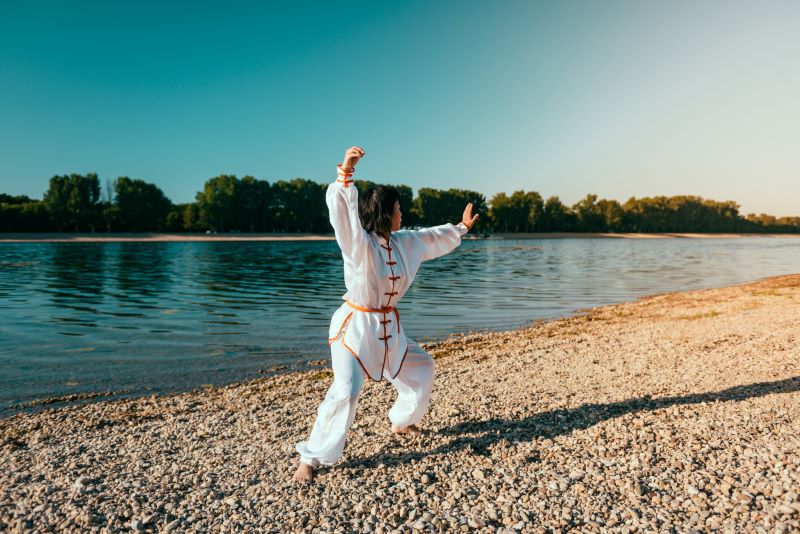 Gimnastyka tai chi. ćwiczenia tai chi na świeżym powietrzu