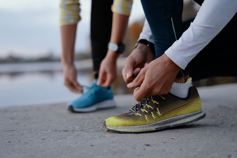 Wiązanie butów przed joggingiem