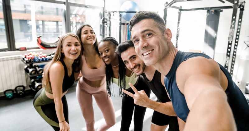 grupowe selfie z klubu fitness z trenerem