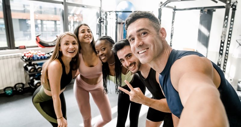 Zdjęcie grupowe z siłowni grupowe selfie z klubu fitness z trenerem