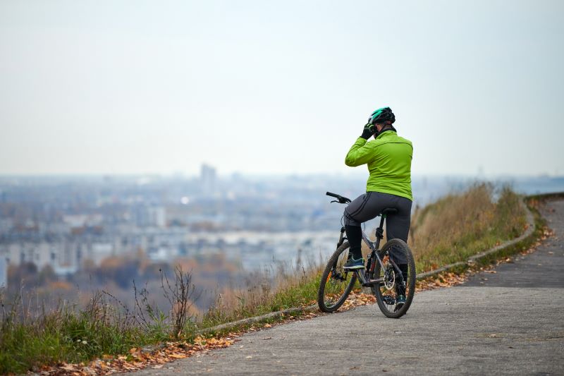 rowerzysta z widoczną nadwagą