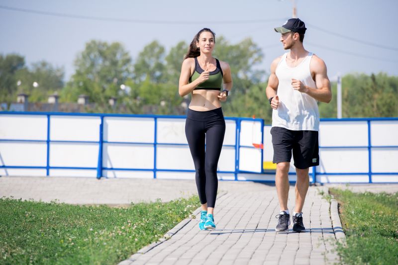 Wspólny jogging slow para uprawiająca slow jogging