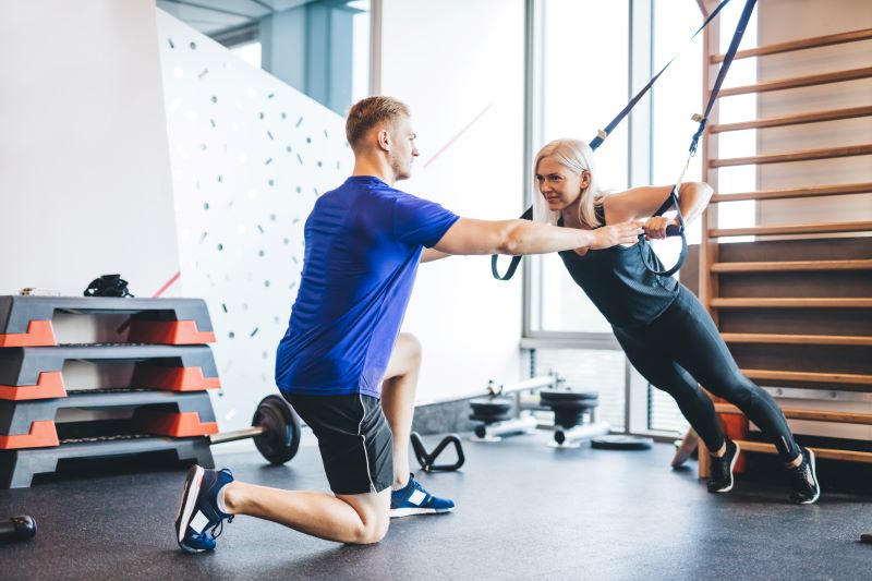 Trening funkcjonalny z trenerem personalnym trening osobisty z taśmami