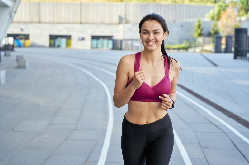 Młoda biegaczka na slow joggingu Wesoła joggerka na mieście