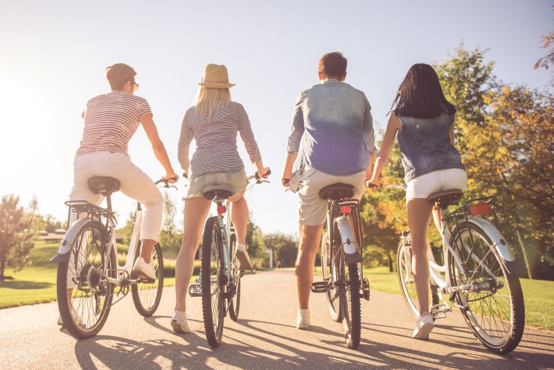jazda na rowerze z przyjaciółmi po parku