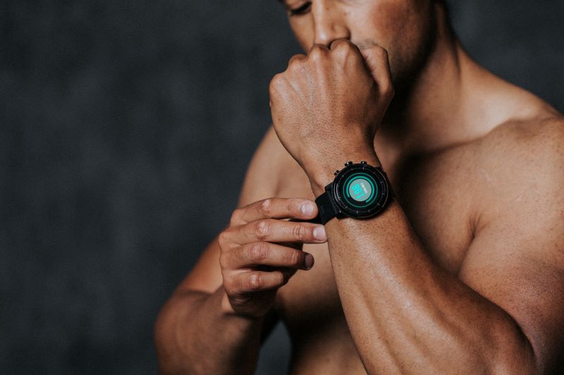 Smartwatch fitness do treningów Mężczyzna z zegarkiem fitness na ręku