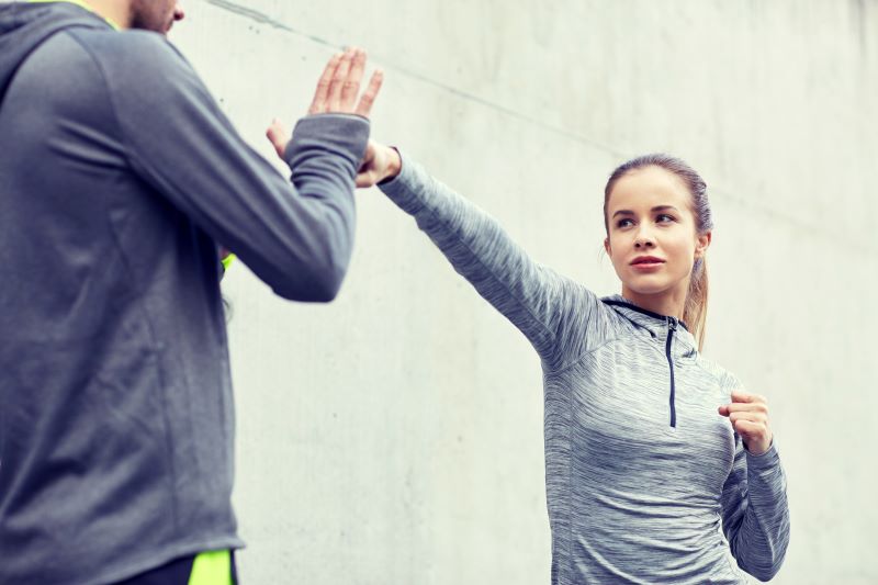 kobieta i męzczyzna wspólny trening sportów walki