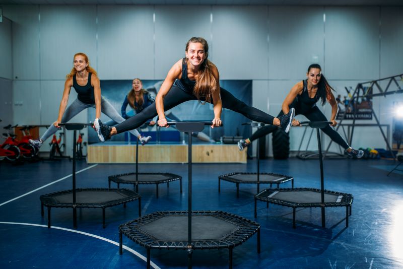 Grupowe ćwiczenia na trampolinie trening na trampolinach w grupie