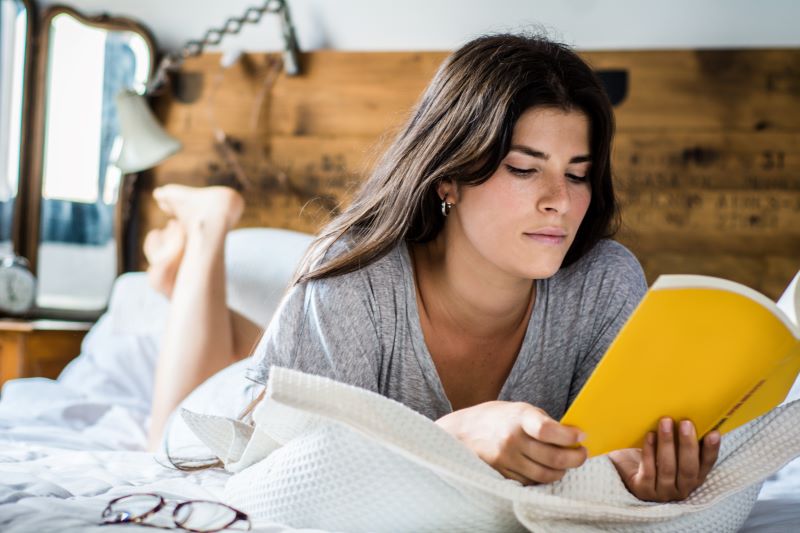 czytanie książki w łóżku - relaksacja przed snem