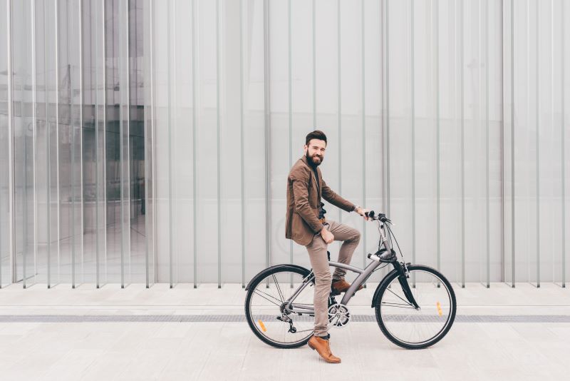 jaki rower kupić - eleganckki mężczyzna na crossowym rowerze