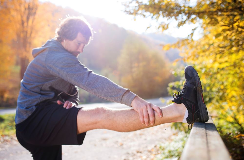Biegacz - stretching nóg rozciągający się biegacz