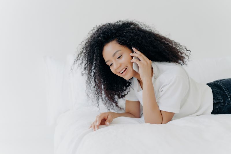 Rozmawianie z bliskimi przez telefon rozmowa przez telefon na relaks przed snem
