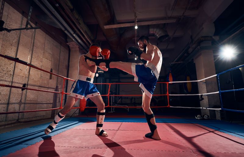 Sparing kickboxerów na ringu