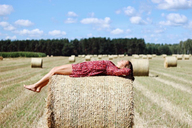 kobieta robiąca ćwiczenia relaksacyjne na stres w polu