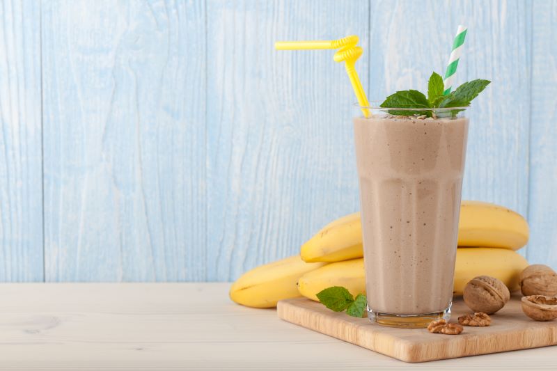 Shake z bananem i orzechami pomysł na płynny posiłek