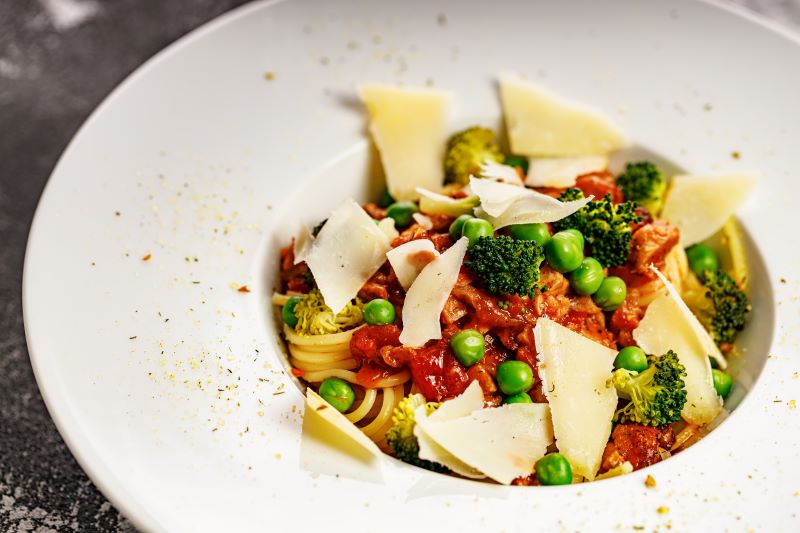 Pasta z warzywami i serem makaron z serem i brokułami