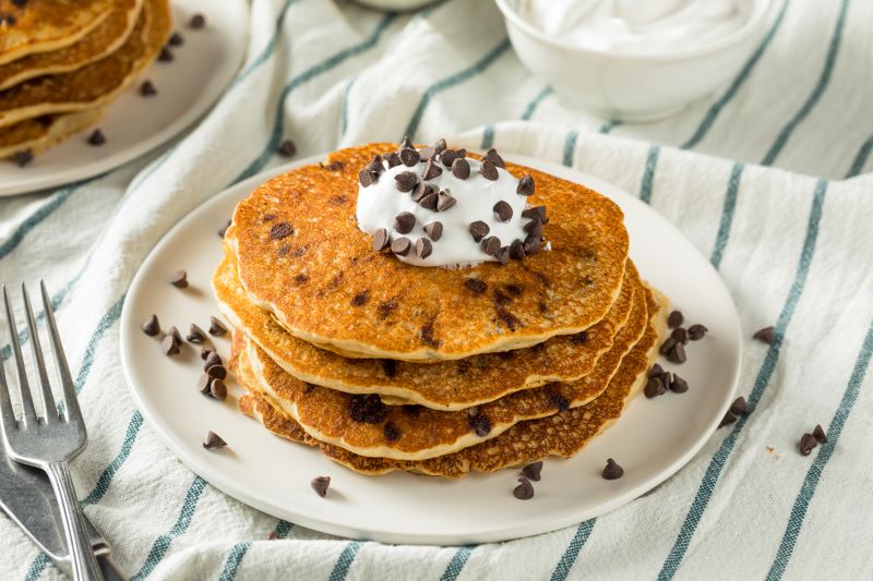 Zdrowe pancakes z czekoladą pancakes z dodatkiem czekolady i śmietanki