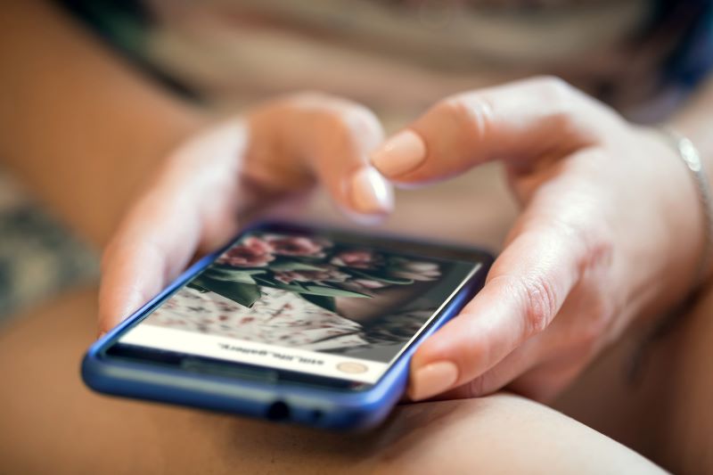 Zdrowe treści w mediach społecznościowych jak zaakceptować siebie - porządkowanie treści na instagramie