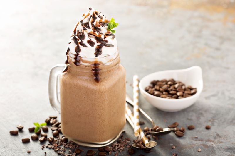Kawa z bitą śmietaną frappe apetyczna kawa frappe z bitą śmietaną